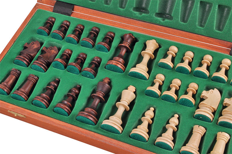 Jeu d'échecs DE TOURNOI No 4 en bois de charme avec l'échiquier en marqueterie de bois d'acajou et sycomore, de petite taille (42 x 42cm) - Ensemble Complet - Jeu d'échecs DE TOURNOI No 4 en bois de charme avec l'échiquier en marqueterie de bois d'acajou et sycomore, de petite taille (42 x 42cm) - Ensemble Complet