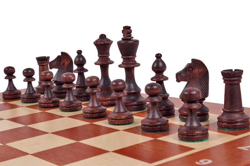 Jeu d'échecs DE TOURNOI No 4 en bois de charme avec l'échiquier en marqueterie de bois d'acajou et sycomore, de petite taille (42 x 42cm) - Ensemble Complet - Jeu d'échecs DE TOURNOI No 4 en bois de charme avec l'échiquier en marqueterie de bois d'acajou et sycomore, de petite taille (42 x 42cm) - Ensemble Complet