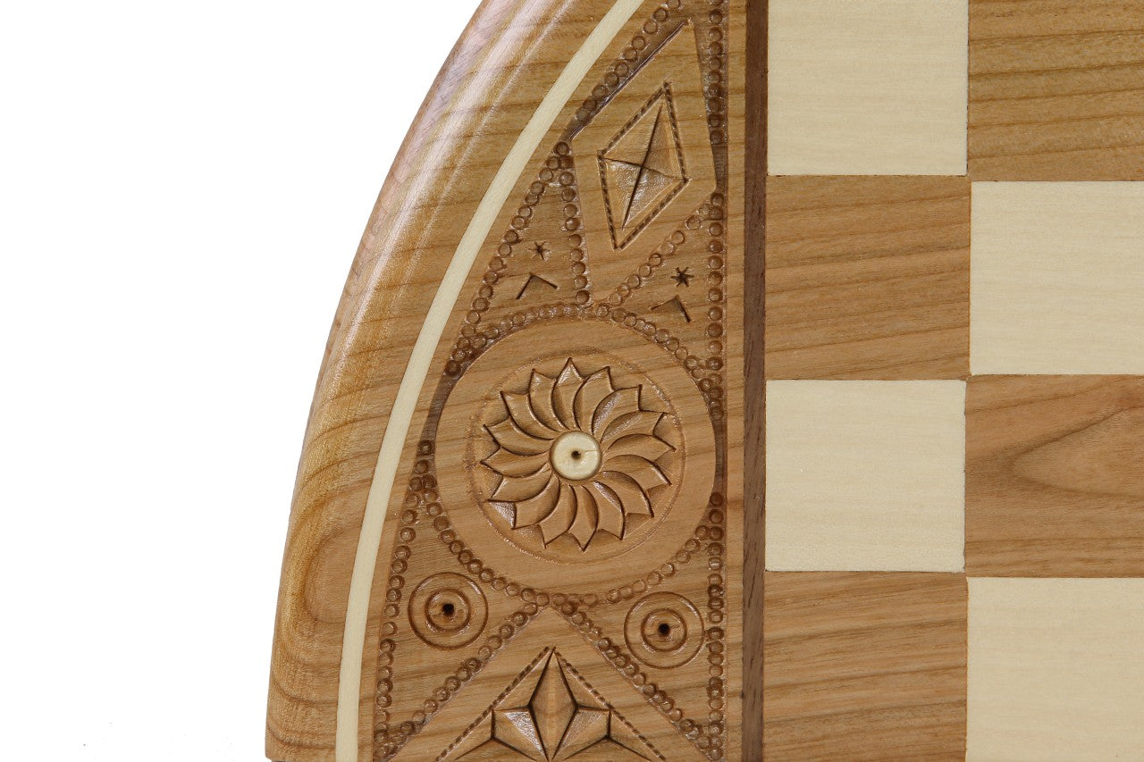 Jeu d'échecs RUBIN en bois de cerisier sauvage avec l'échiquier rond marqueté de bois de ceriser et sycomore, de petite taille (33cm) - Ensemble Complet - Jeu d'échecs RUBIN en bois de cerisier sauvage avec l'échiquier rond marqueté de bois de ceriser et sycomore, de petite taille (33cm) - Ensemble Complet