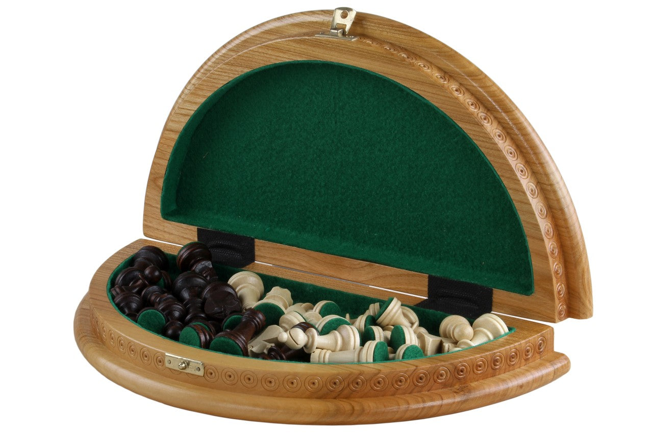 Jeu d'échecs RUBIN en bois de cerisier sauvage avec l'échiquier rond marqueté de bois de ceriser et sycomore, de petite taille (33cm) - Ensemble Complet - Jeu d'échecs RUBIN en bois de cerisier sauvage avec l'échiquier rond marqueté de bois de ceriser et sycomore, de petite taille (33cm) - Ensemble Complet