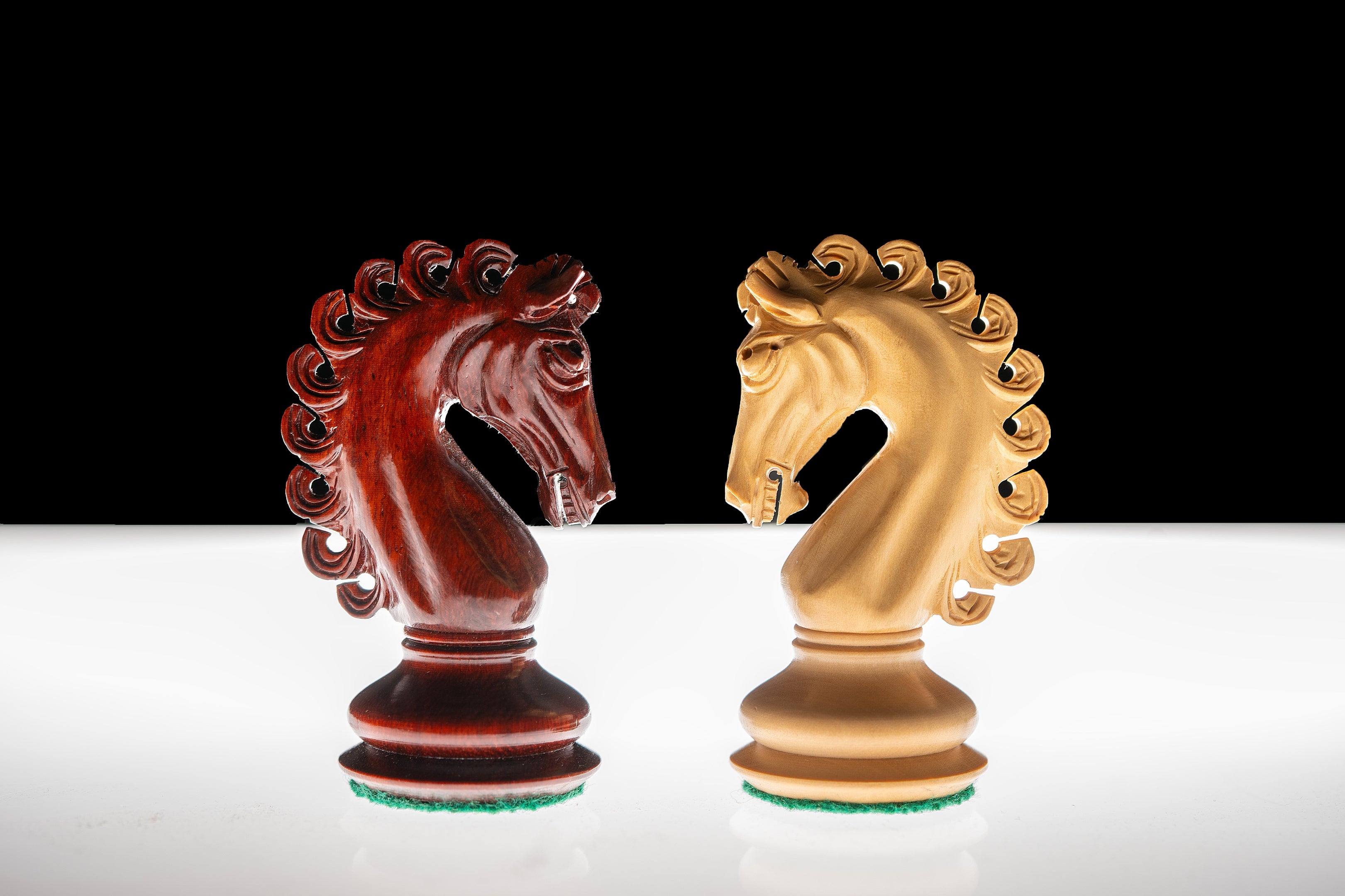Pièces d'échecs Empire Redwood en bois de padouk et buis - Taille 4,25'' - Pièces d'échecs Empire Redwood en bois de padouk et buis - Taille 4,25''