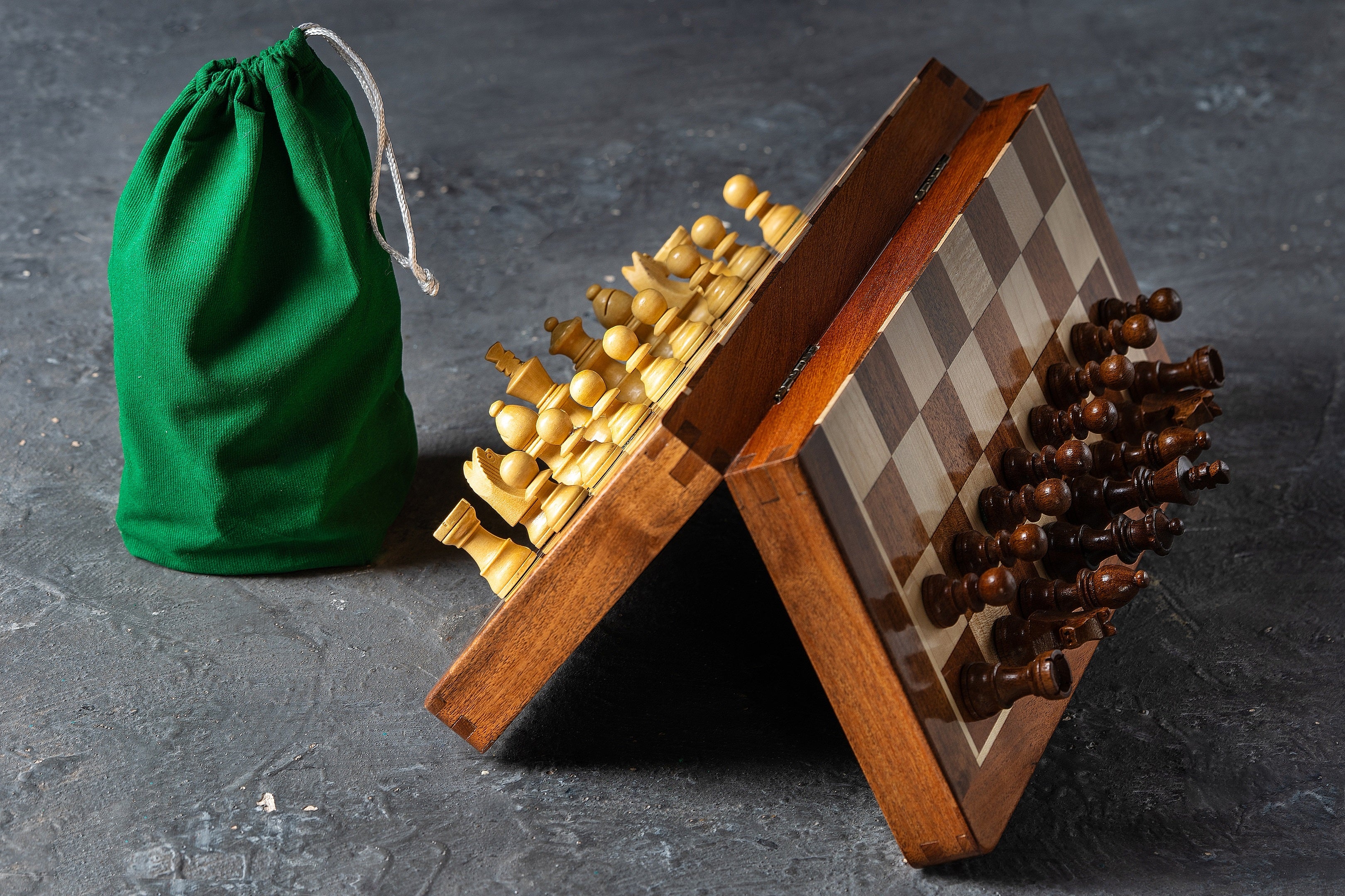 Jeu d'échecs Magnétique Pliant en bois d'acacia et buis de petite taille (30x30cm) - Jeu d'échecs Magnétique Pliant en bois d'acacia et buis de petite taille (30x30cm)