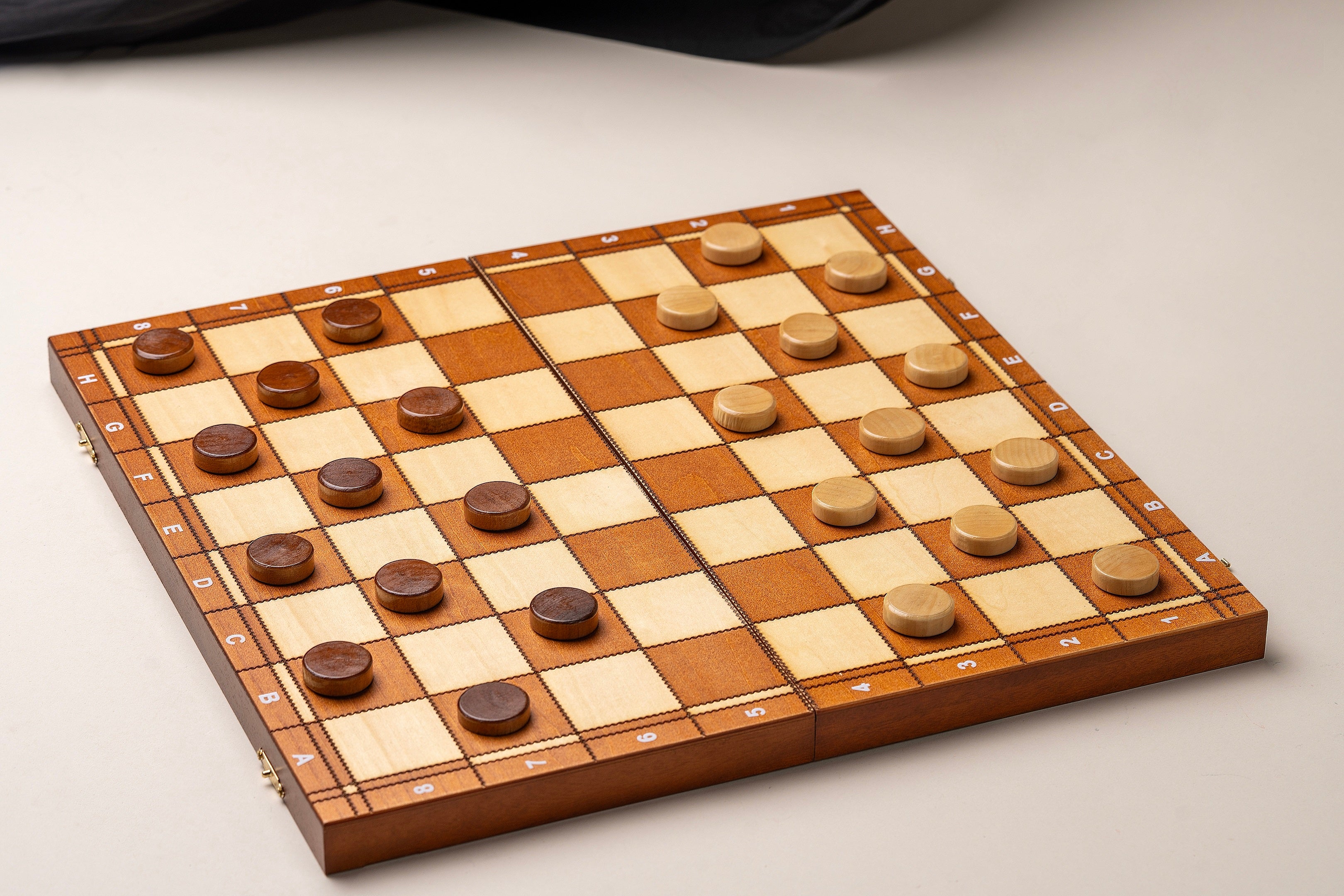 Jeu d'Echecs de Tornoi + Dames + Backgammon en bois de charme, de taille 4 (40,5 x 40,5cm) - Ensemble comprenant trois jeux pour deux joueurs - Jeu d'Echecs de Tornoi + Dames + Backgammon en bois de charme, de taille 4 (40,5 x 40,5cm) - Ensemble comprenant trois jeux pour deux joueurs