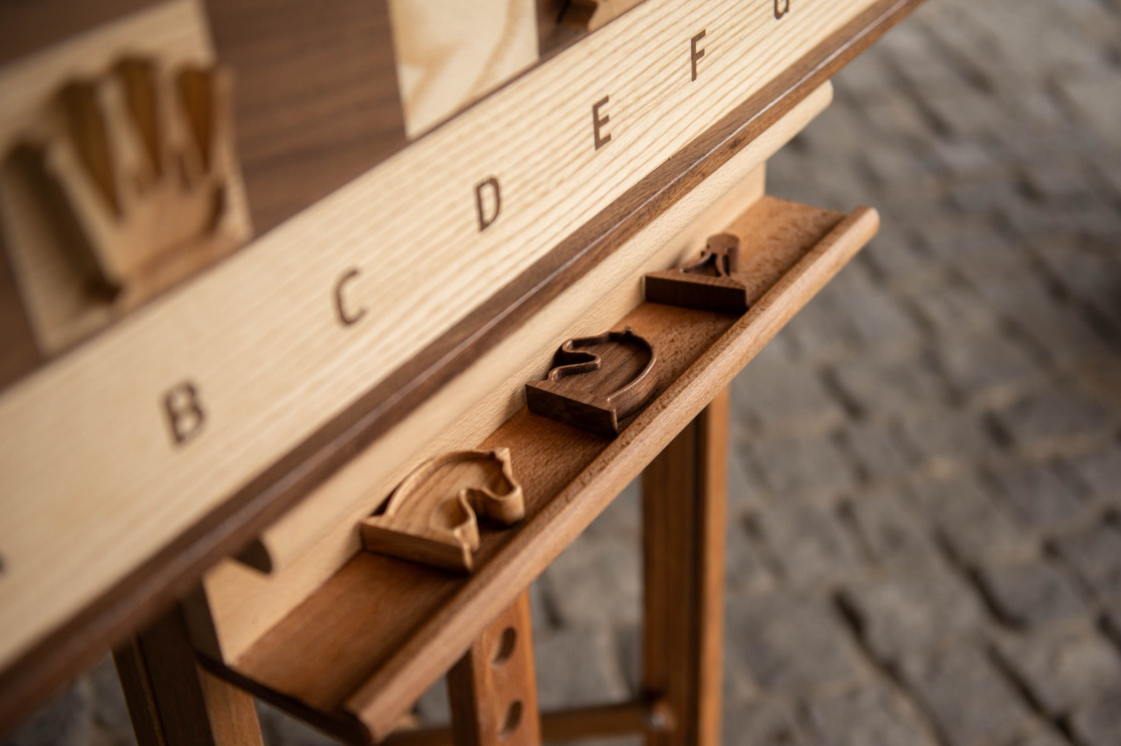 Marco / caballete de madera para un elegante tablero de ajedrez de demostración - Marco / caballete de madera para un elegante tablero de ajedrez de demostración