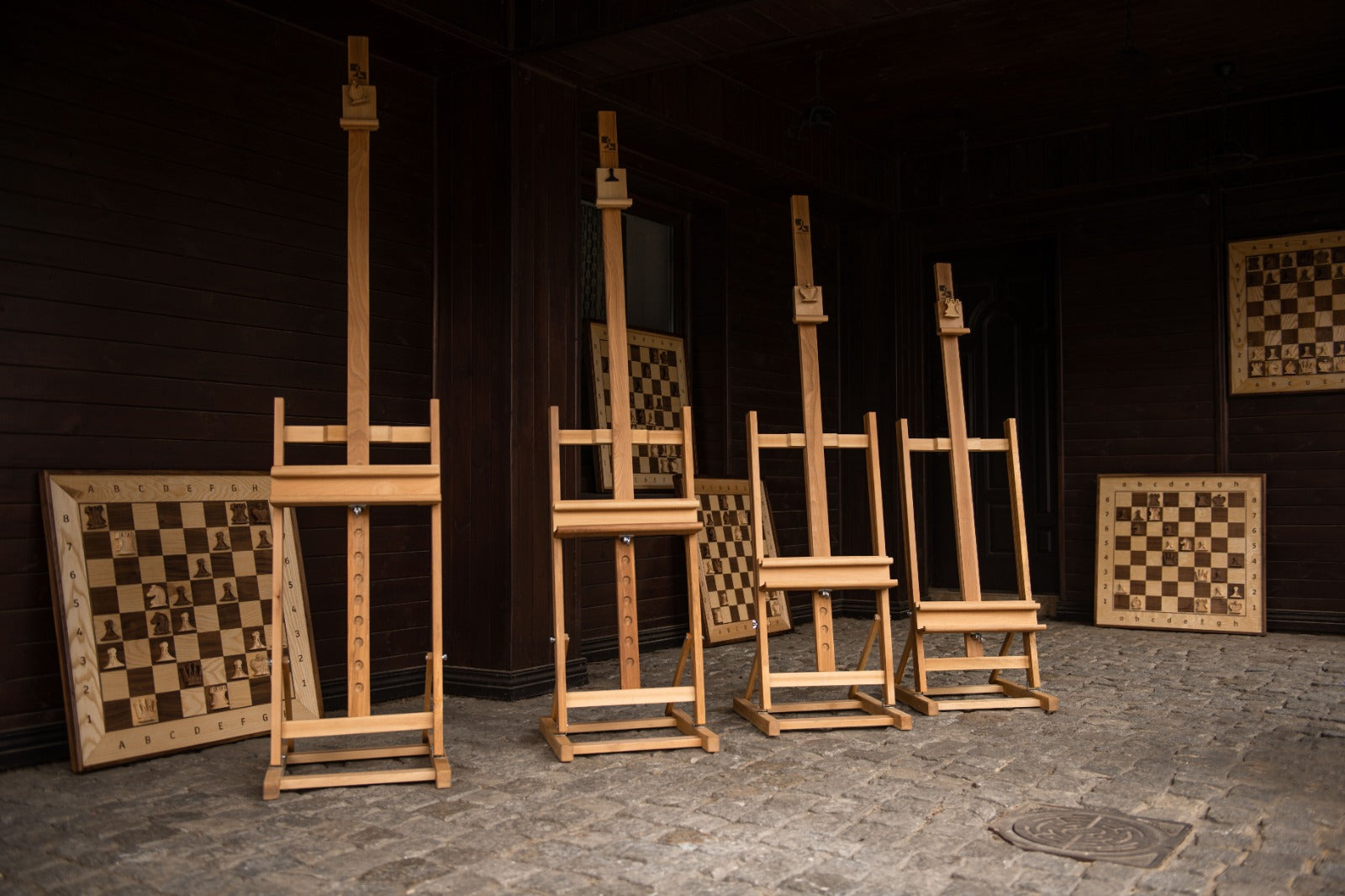 Marco / caballete de madera para un elegante tablero de ajedrez de demostración - Marco / caballete de madera para un elegante tablero de ajedrez de demostración