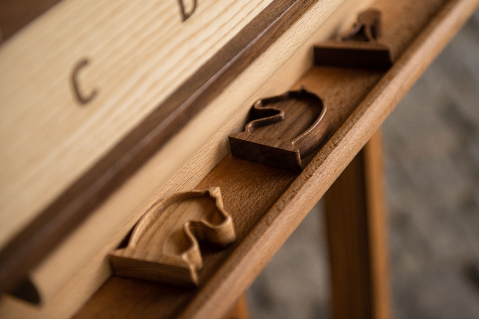 Marco / caballete de madera para un elegante tablero de ajedrez de demostración - Marco / caballete de madera para un elegante tablero de ajedrez de demostración