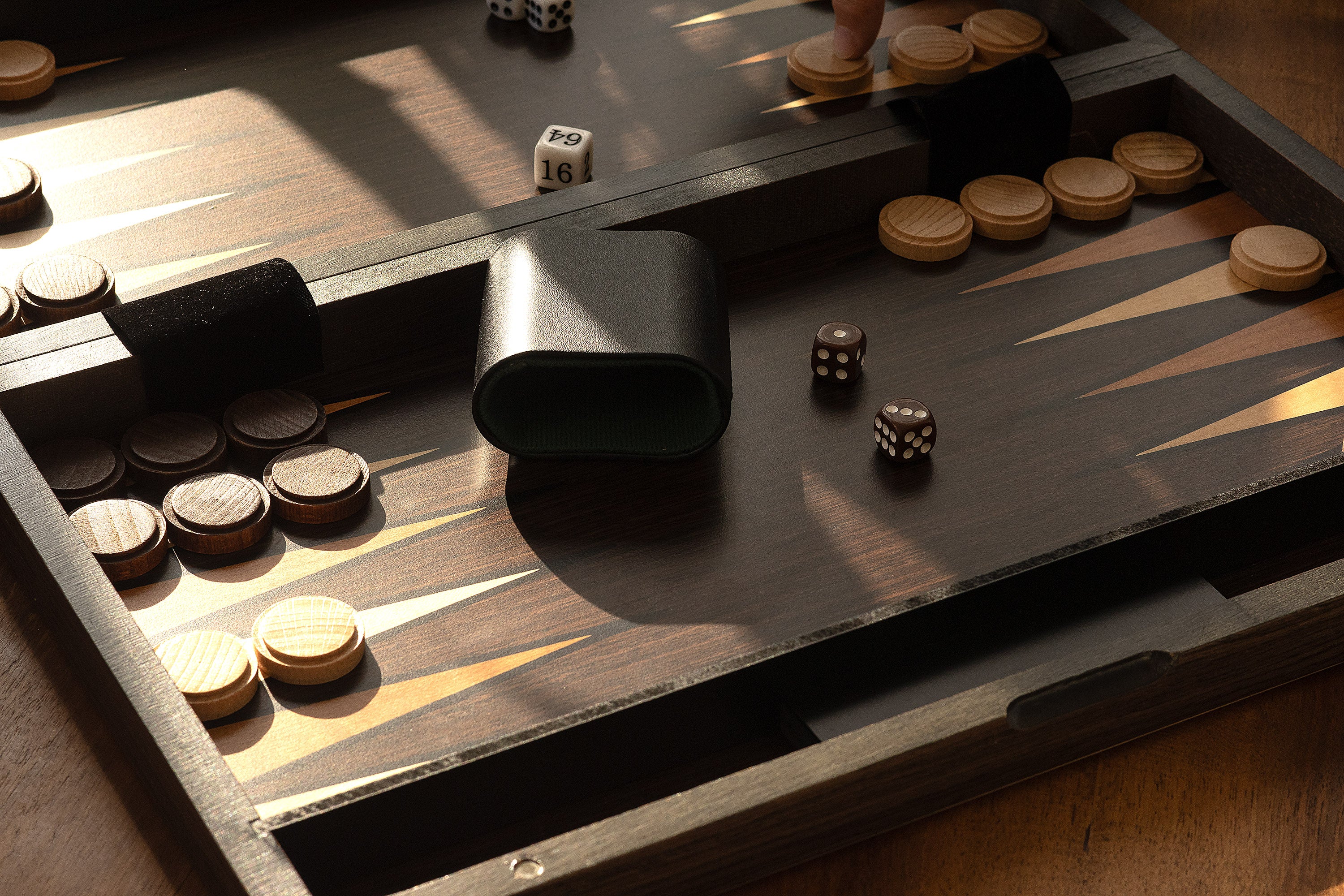 Backgammon in einer Holzkassette (52 x 43,5 cm) - Backgammon in einer Holzkassette (52 x 43,5 cm)