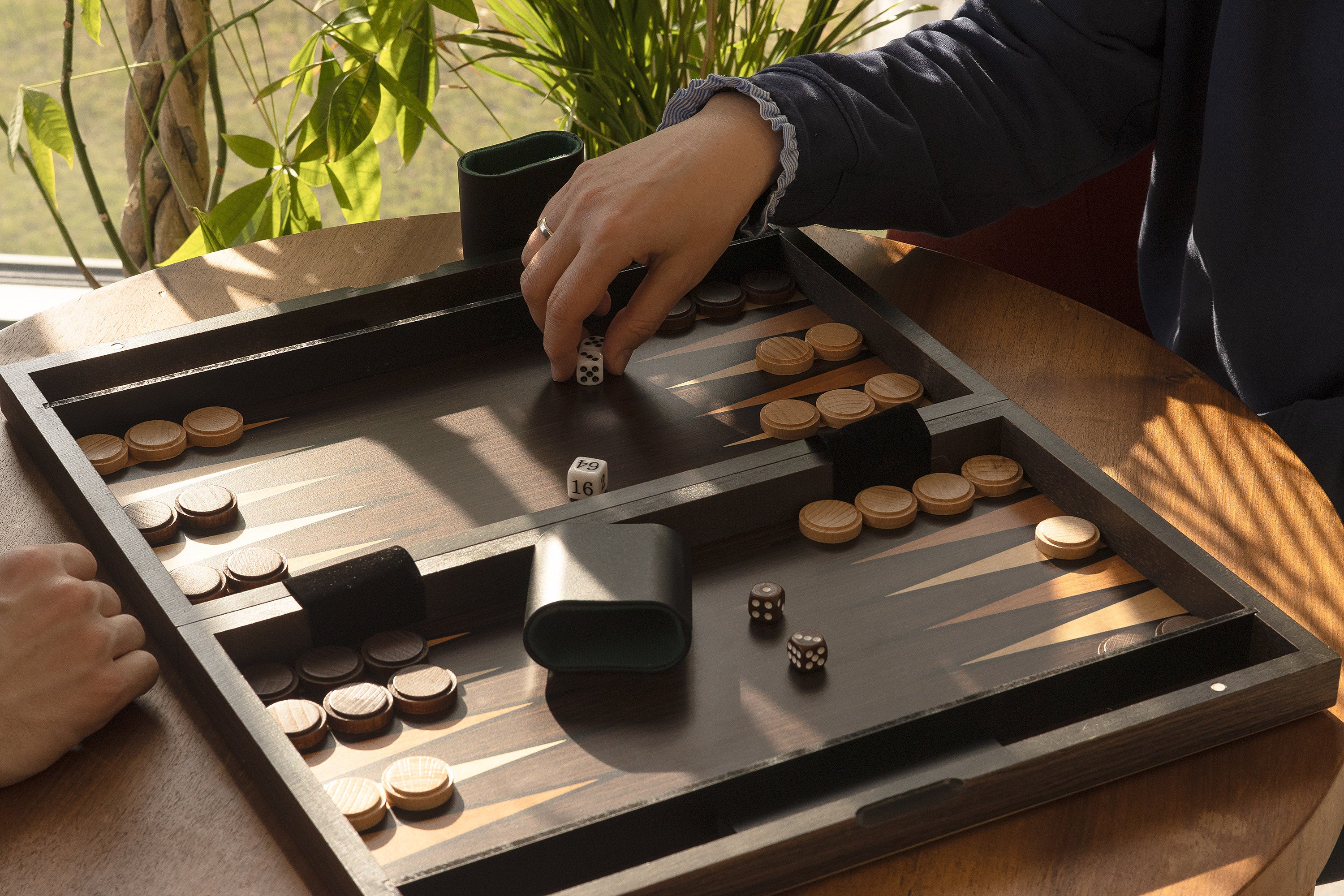 Backgammon in einer Holzkassette (52 x 43,5 cm) - Backgammon in einer Holzkassette (52 x 43,5 cm)