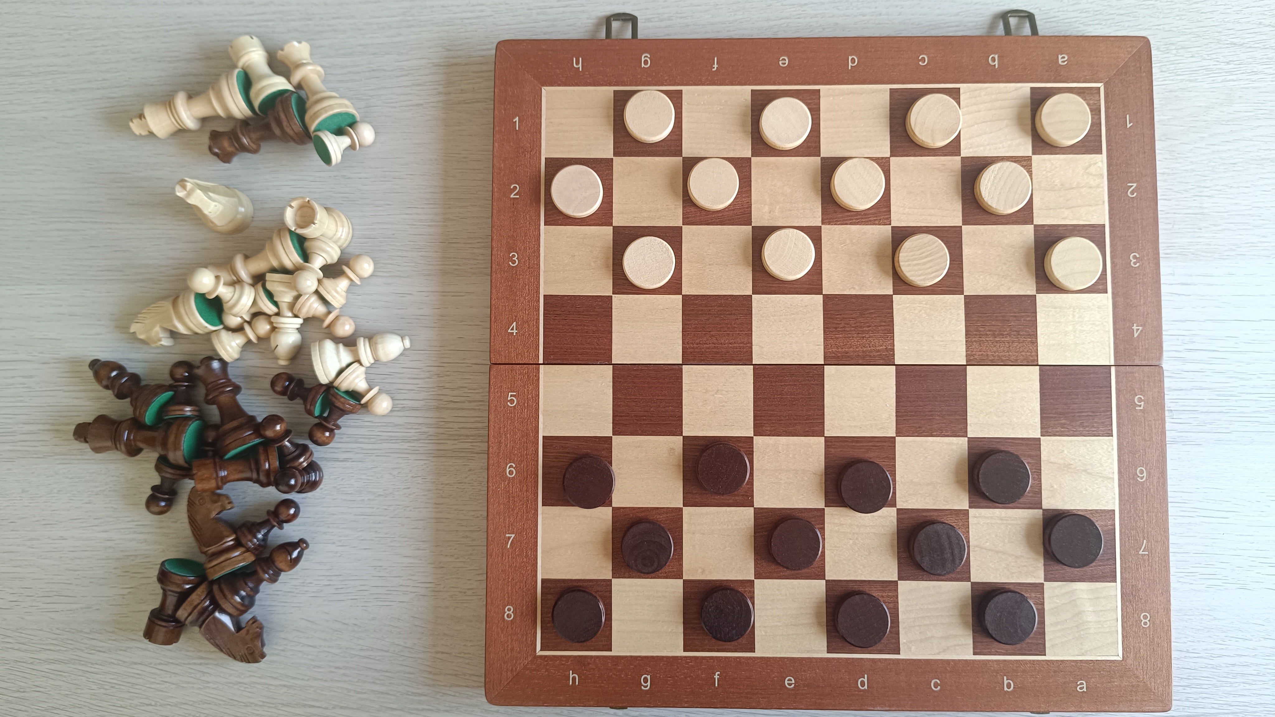 Magnetisches Holzschachspiel + Holzdamespiel (38 x 38 cm) - Magnetisches Holzschachspiel + Holzdamespiel (38 x 38 cm)