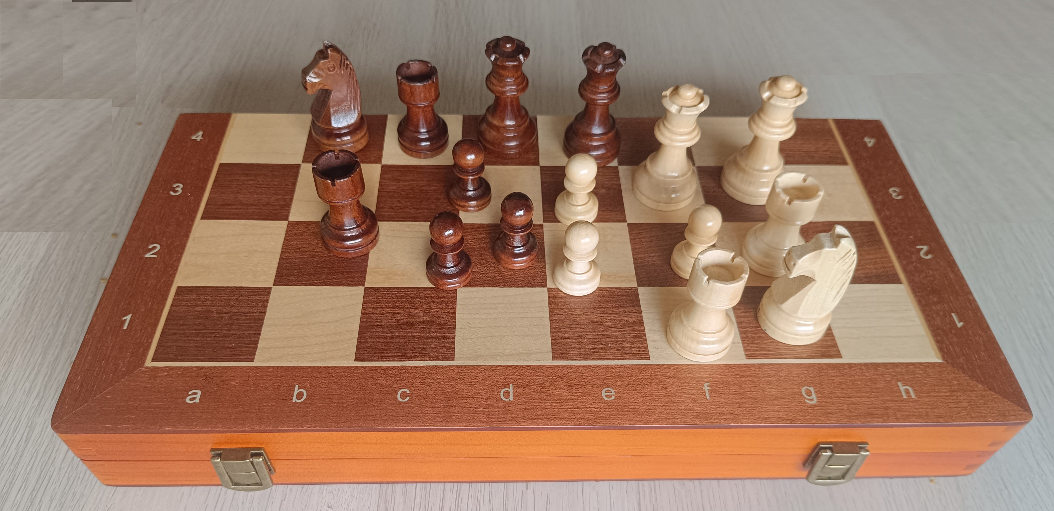 Magnetisches Holzschachspiel + Holzdamespiel (38 x 38 cm) - Magnetisches Holzschachspiel + Holzdamespiel (38 x 38 cm)