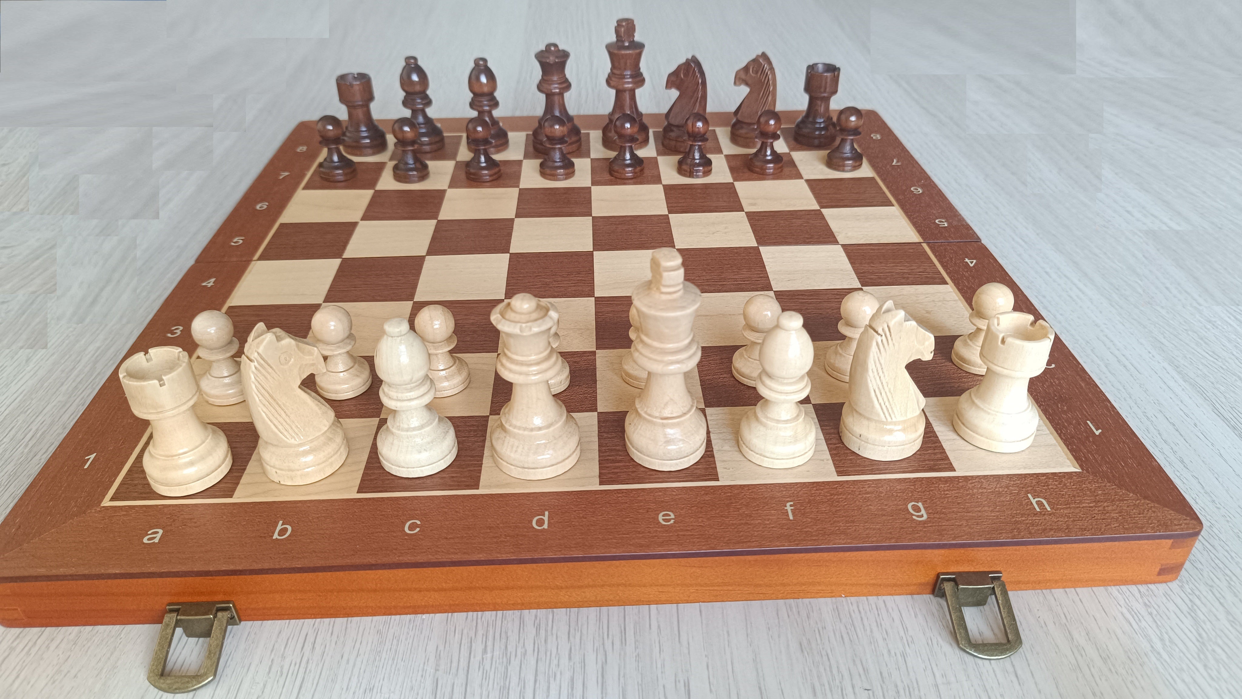 Magnetisches Holzschachspiel + Holzdamespiel (38 x 38 cm) - Magnetisches Holzschachspiel + Holzdamespiel (38 x 38 cm)