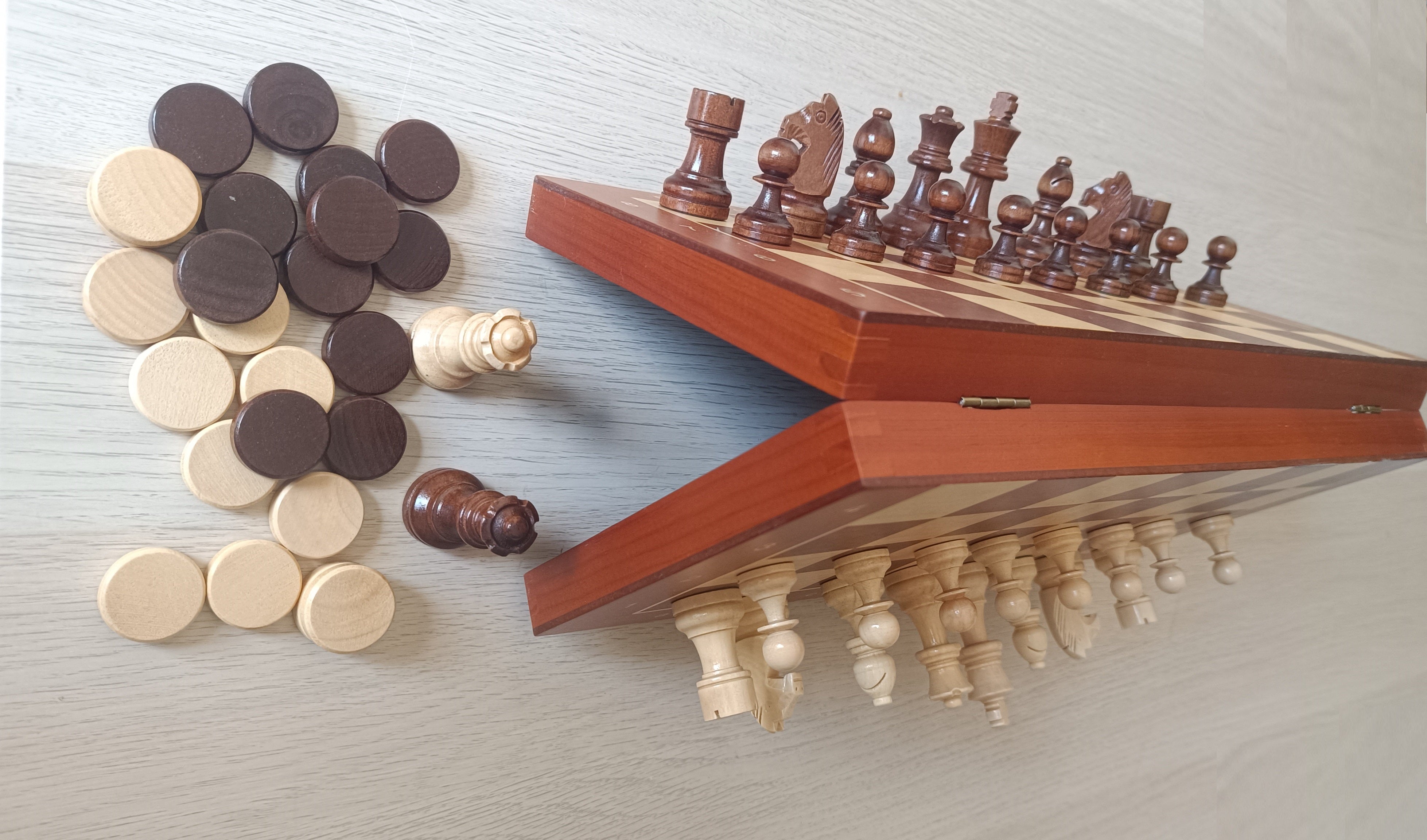 Magnetisches Holzschachspiel + Holzdamespiel (38 x 38 cm) - Magnetisches Holzschachspiel + Holzdamespiel (38 x 38 cm)