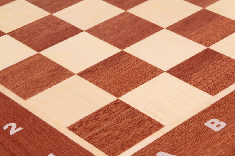 Jeu d'échecs DE TOURNOI No 4 en bois de charme avec l'échiquier en marqueterie de bois d'acajou et sycomore, de petite taille (42 x 42cm) - Ensemble Complet - Jeu d'échecs DE TOURNOI No 4 en bois de charme avec l'échiquier en marqueterie de bois d'acajou et sycomore, de petite taille (42 x 42cm) - Ensemble Complet