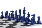 Pièces d'échecs bleues en plastique feutrées de taille 6