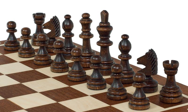 Jeu d'échecs MAGNETIQUE avec l'échiquier pliant marqueté de bois d'acajou et sycomore, de petite taille (28 x 28cm) - Ensemble Complet - Jeu d'échecs MAGNETIQUE avec l'échiquier pliant marqueté de bois d'acajou et sycomore, de petite taille (28 x 28cm) - Ensemble Complet