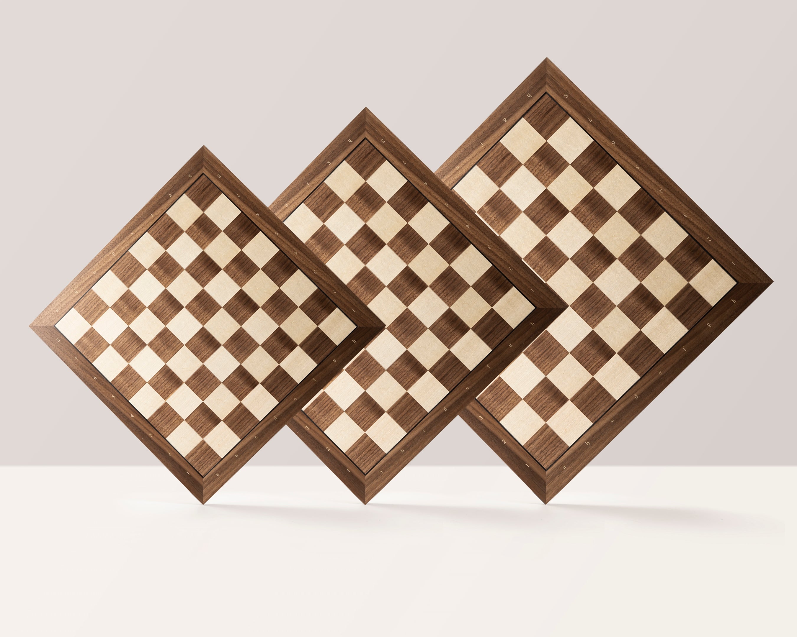 Echiquier avec coordonnées en marqueterie de bois de noyer et sycomore - échiquier luxe de Taille 6 avec une bande noire séparant les cases et les bords - Echiquier avec coordonnées en marqueterie de bois de noyer et sycomore - échiquier luxe de Taille 6 avec une bande noire séparant les cases et les bords