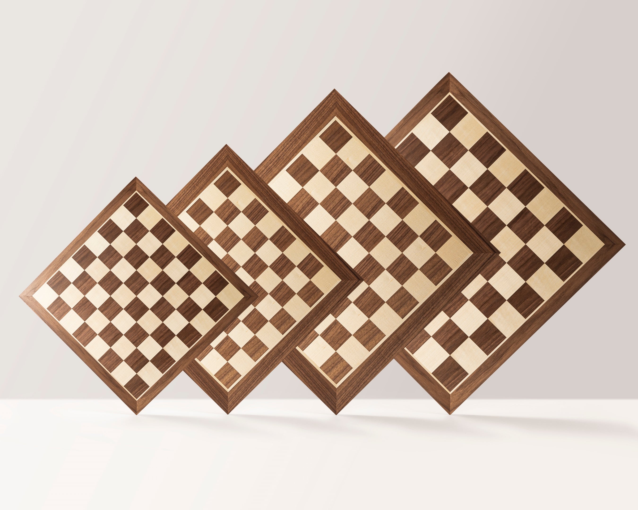 Echiquier sans coordonnées en marqueterie de bois de noyer et sycomore - échiquier luxe de Taille 6 avec une bande noire séparant les cases et les bords - Echiquier sans coordonnées en marqueterie de bois de noyer et sycomore - échiquier luxe de Taille 6 avec une bande noire séparant les cases et les bords