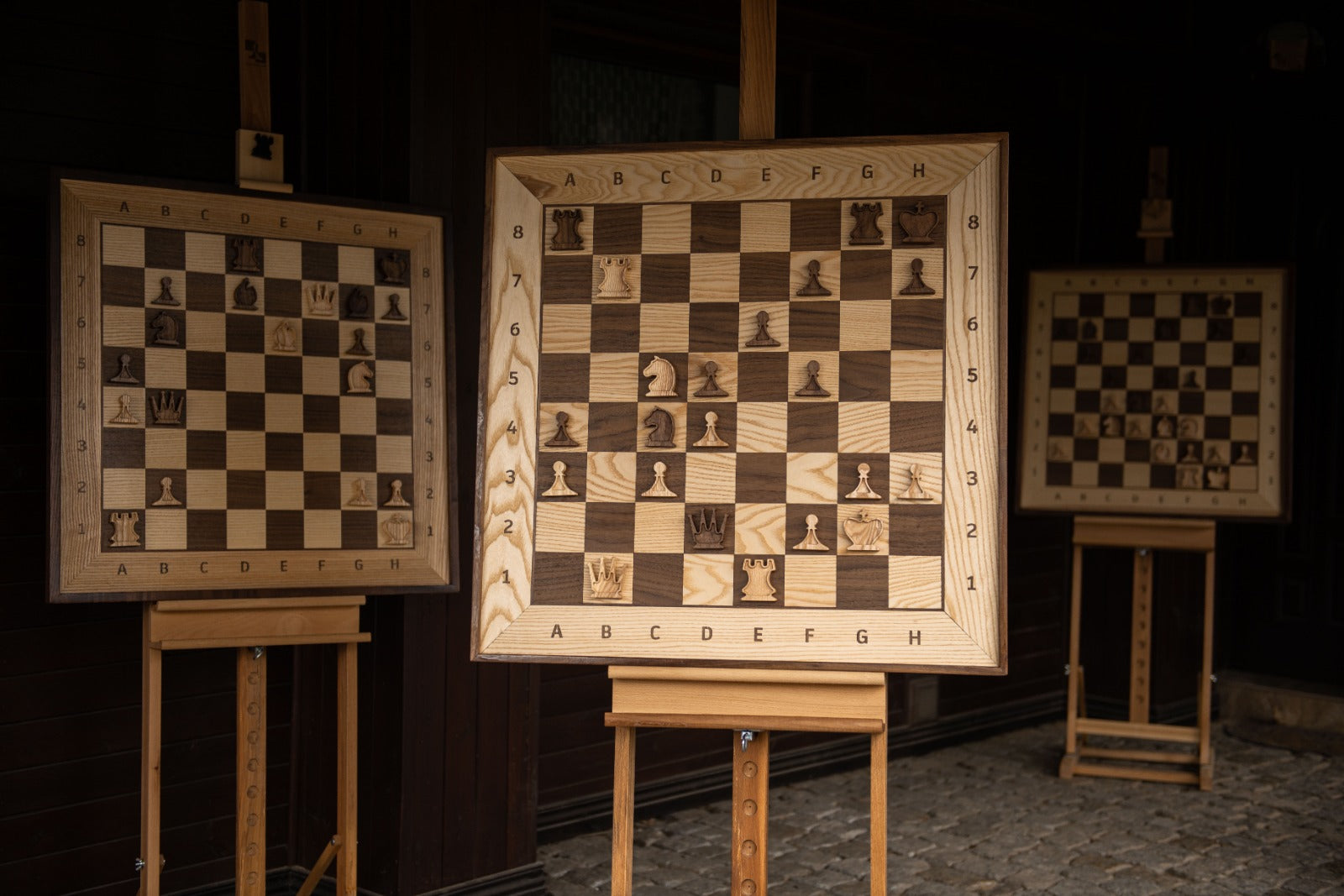 Marco / caballete de madera para un elegante tablero de ajedrez de demostración - Marco / caballete de madera para un elegante tablero de ajedrez de demostración