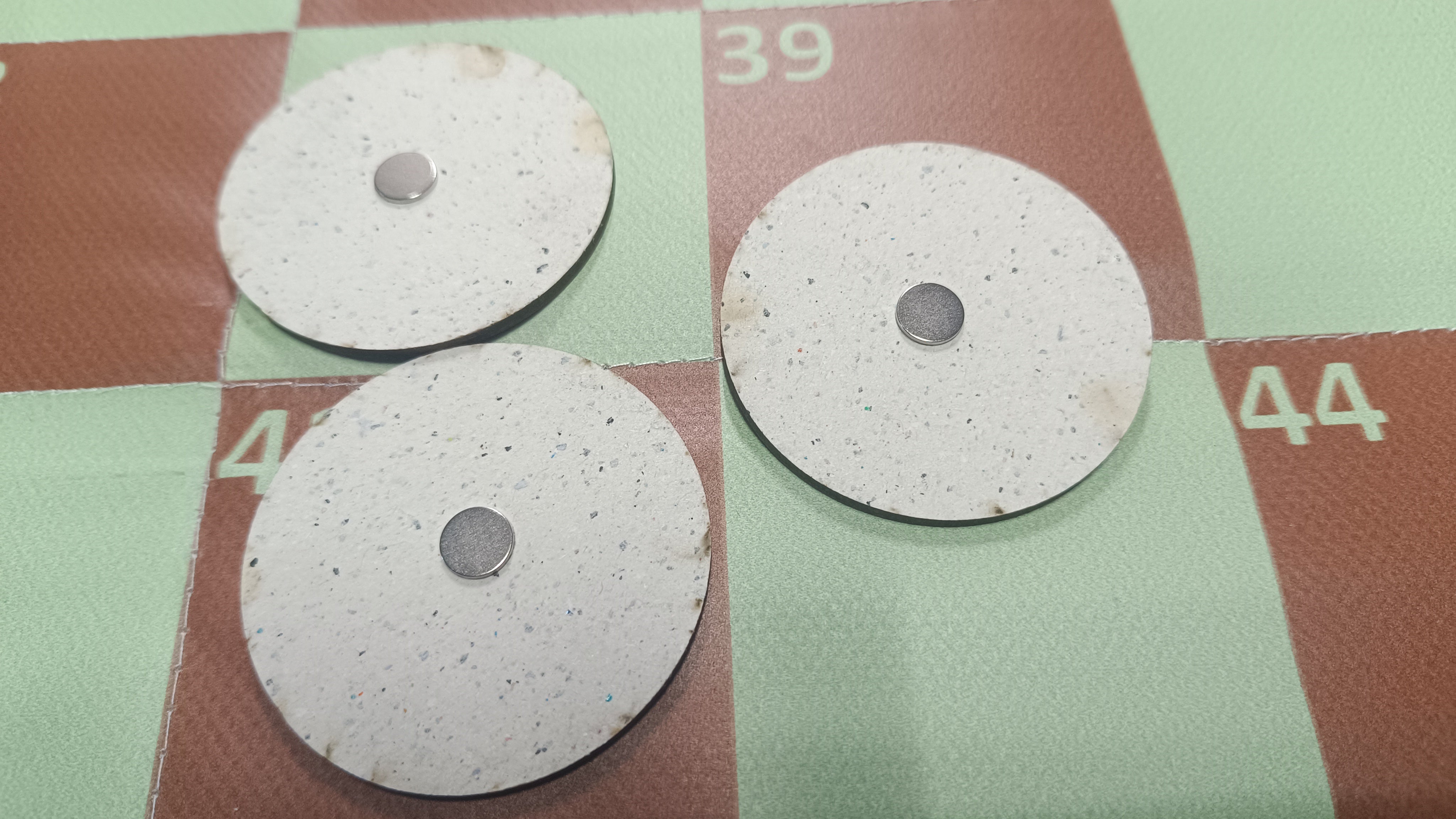 Dwustronna warcabnica magnet. z pionami 81 x 81cm - Dwustronna warcabnica magnet. z pionami 81 x 81cm