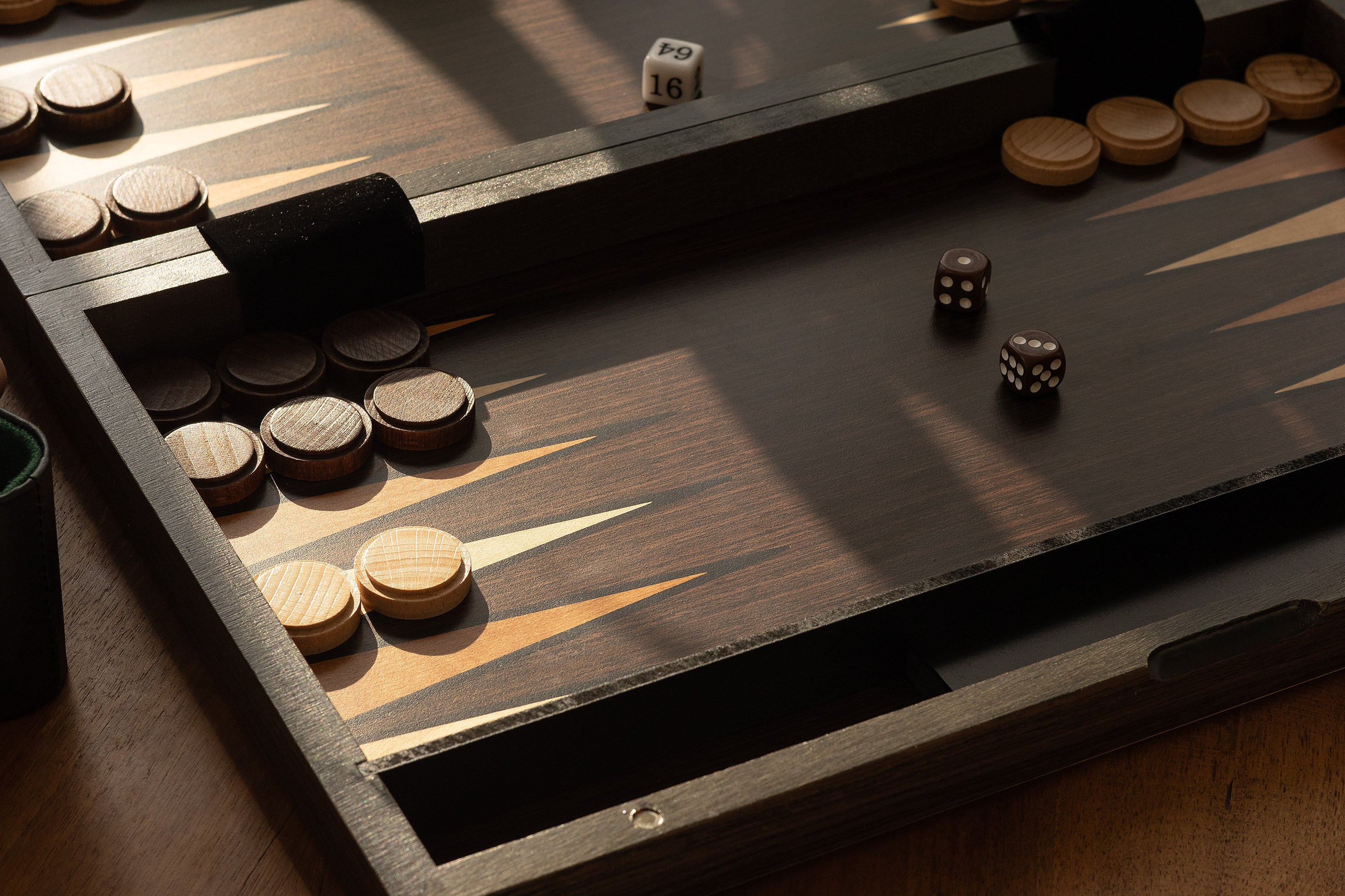 Backgammon w drewnianej kasecie (52x43,5 cm) - Backgammon w drewnianej kasecie (52x43,5 cm)