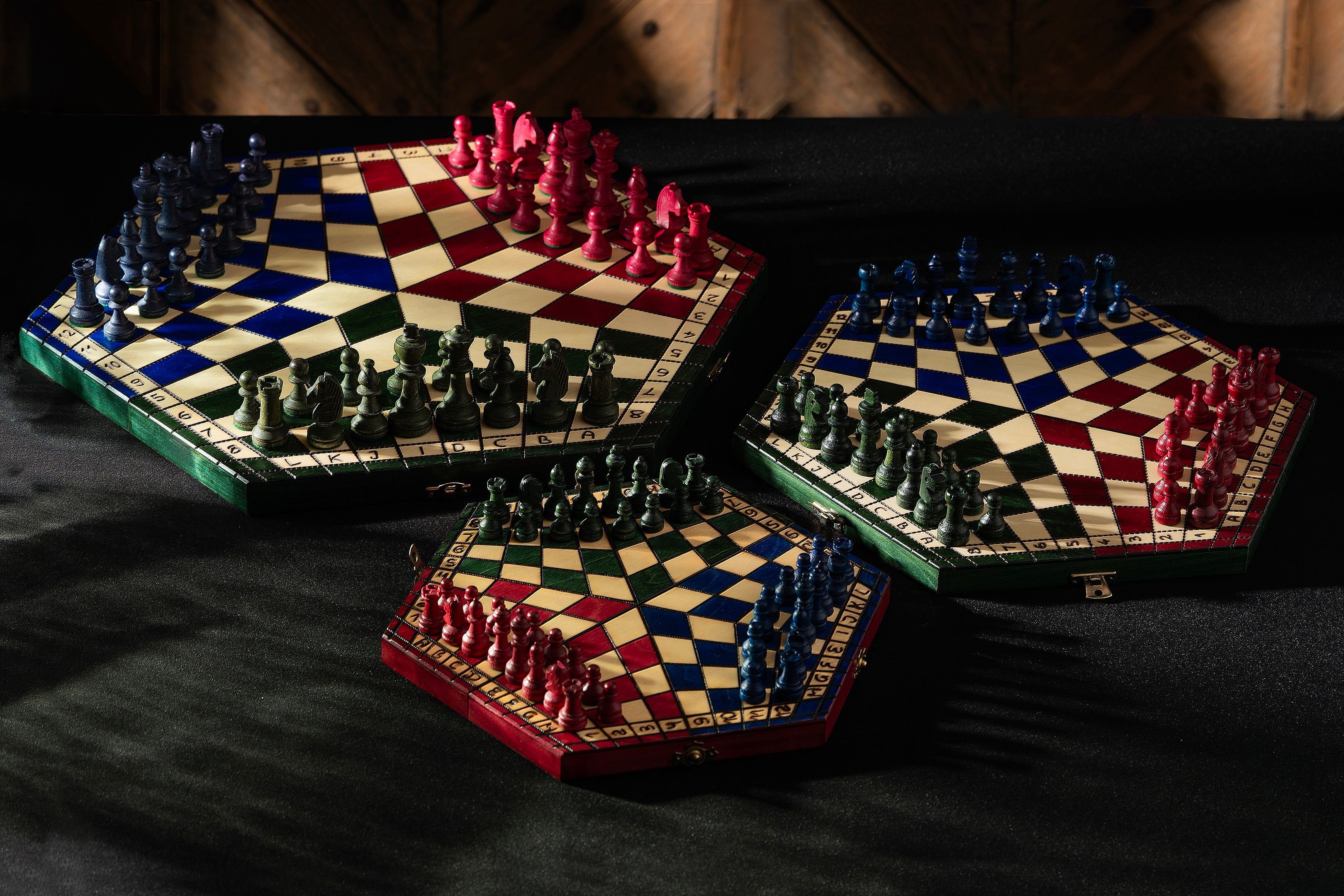 szachy-dla-trojki-graczy-32x28cm-trojkolorowe-ch164a_fcdd533f-6dc7-4908-bab4-6a391b7cc8b7.jpg
