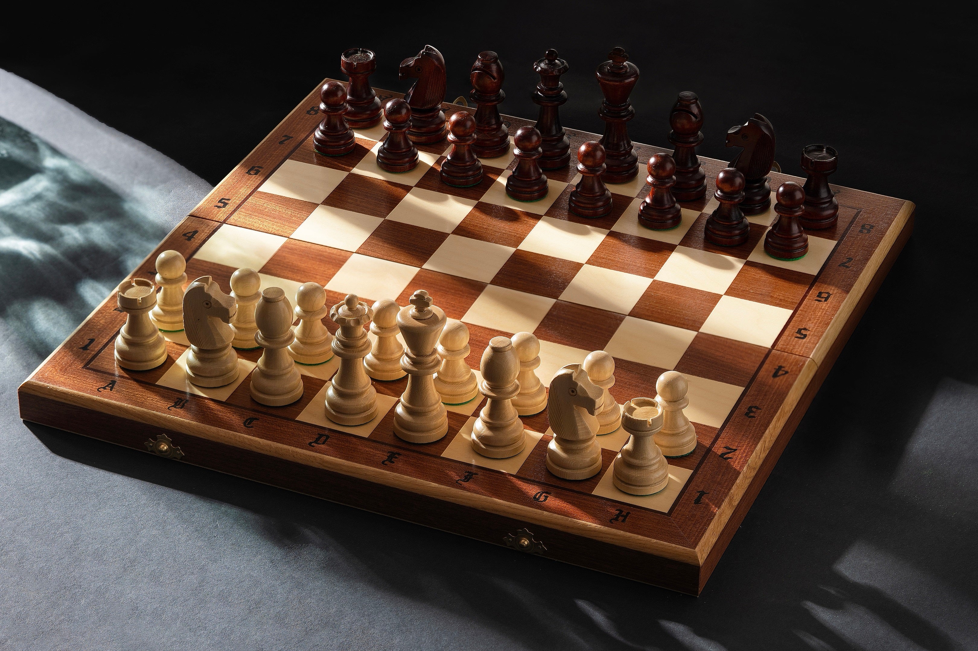 Jeu d'échecs DE TOURNOI No 7 en bois de charme avec l'échiquier en marqueterie de bois d'acajou et sycomore, de grande taille (50 x 50cm) - Ensemble Complet - Jeu d'échecs DE TOURNOI No 7 en bois de charme avec l'échiquier en marqueterie de bois d'acajou et sycomore, de grande taille (50 x 50cm) - Ensemble Complet