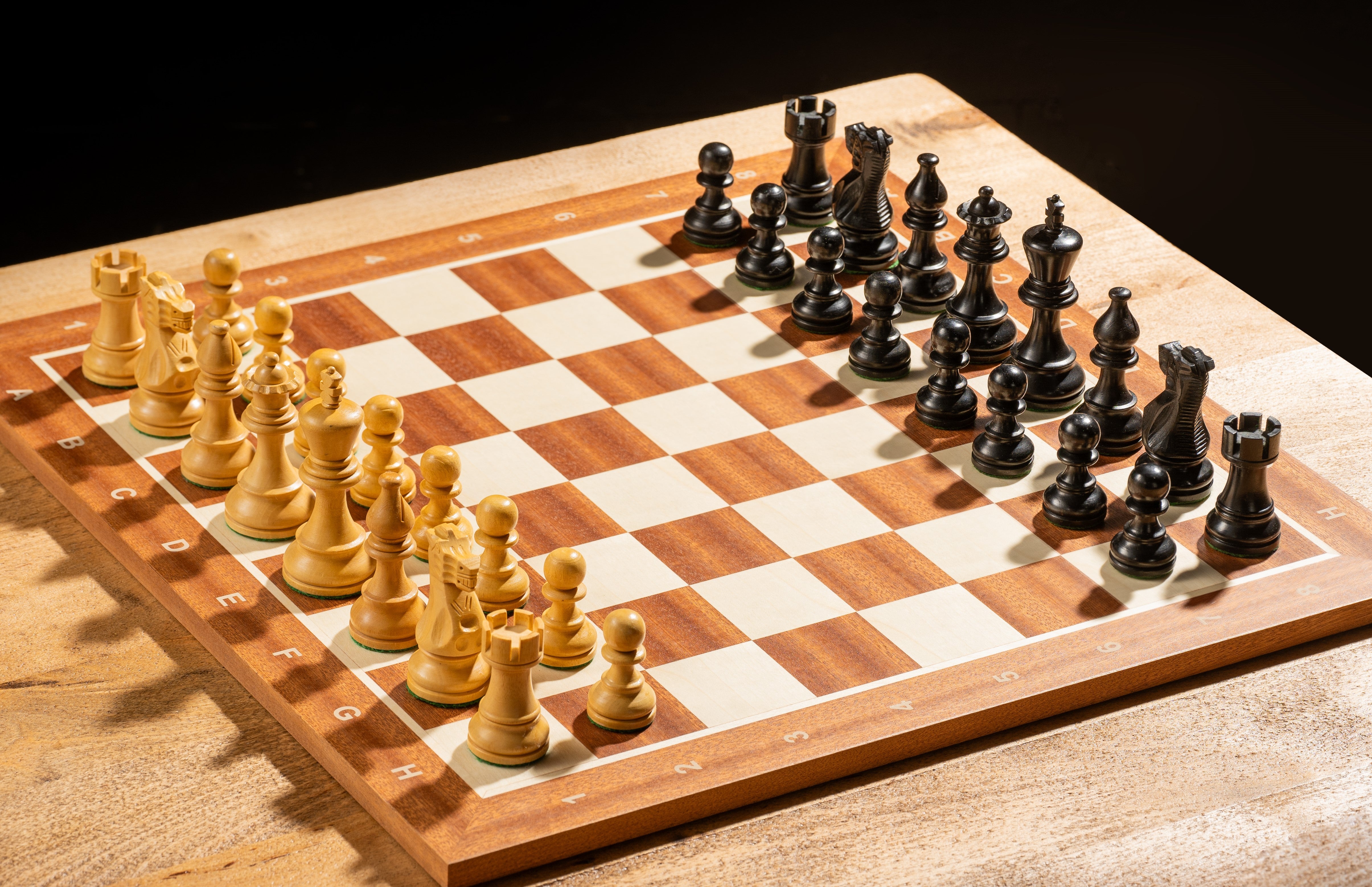 Juego de ajedrez - Tablero de caoba/arce con descripción (casillas de 45 mm) + piezas American Classic de 3" - Juego de ajedrez - Tablero de caoba/arce con descripción (casillas de 45 mm) + piezas American Classic de 3"